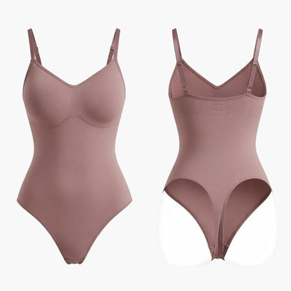String sculptant Silken™ Curve, corps moulé, en tissu noir, mettant en valeur la silhouette et la courbe du corps.