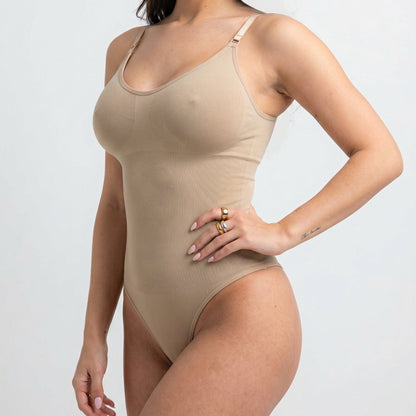 String sculptant Silken™ Curve, corps fuselé, en tissu doux, ajusté pour modeler la silhouette, visible en détail sur l'image.