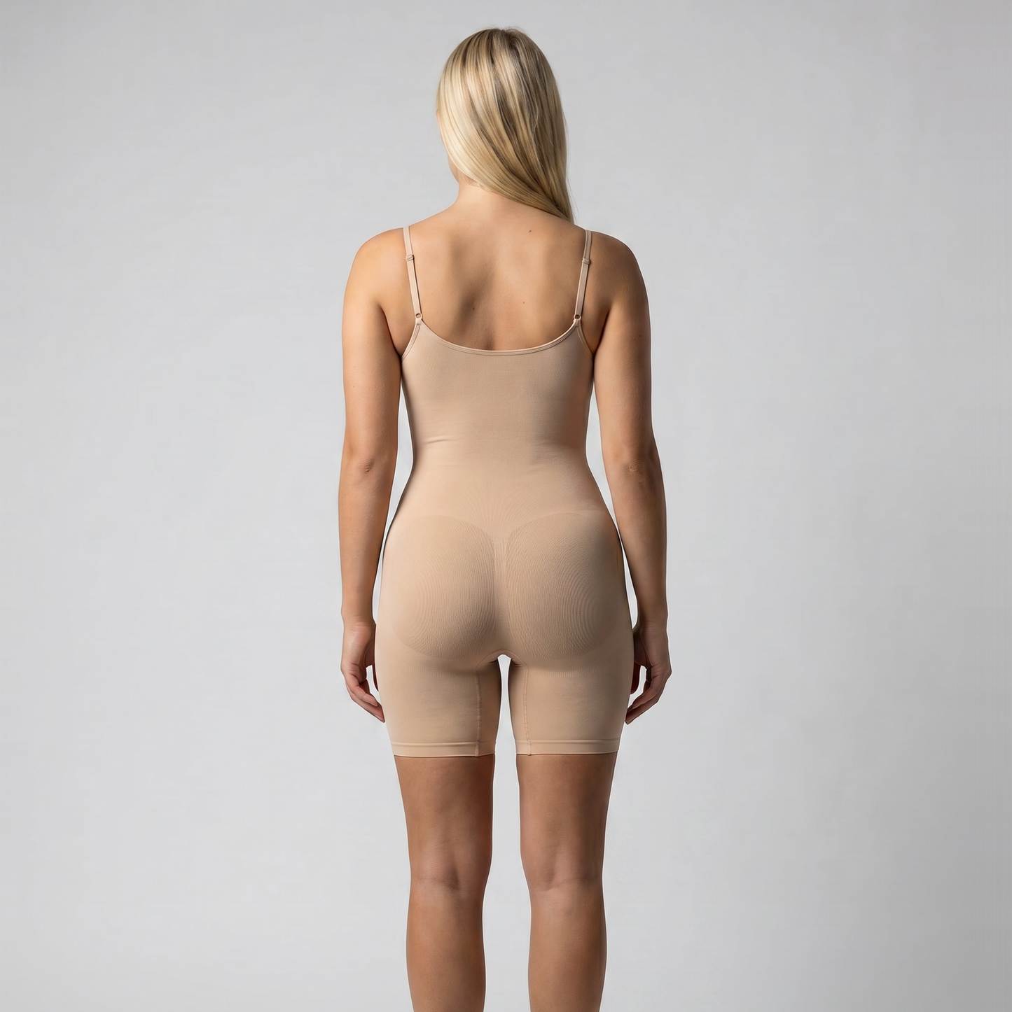 Shorts sculptants invisibles Silken™ Second Skin de SILKEN SHAPE, modèle virtuel portant un body short anti-frottement.