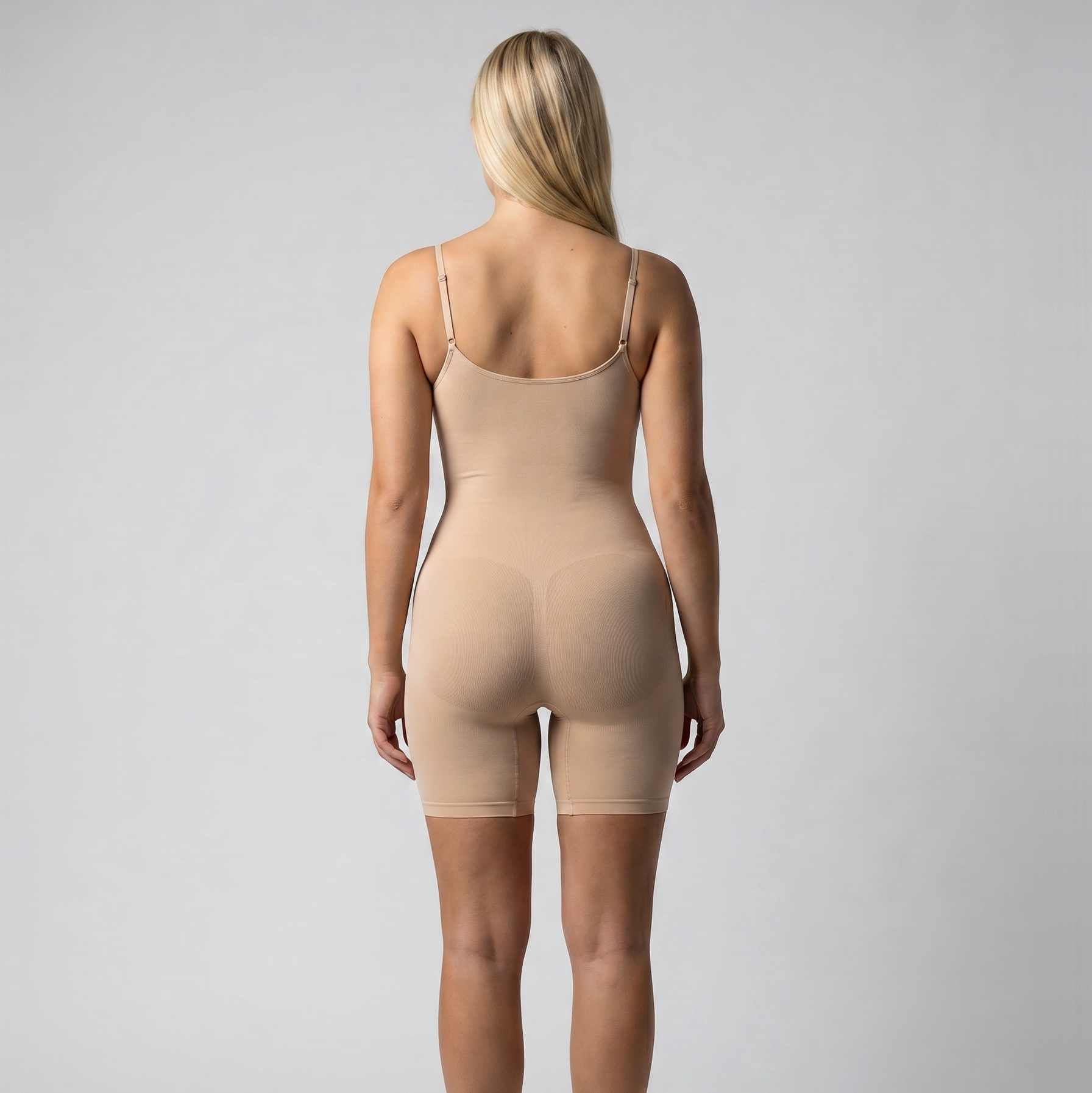 Shorts sculptants invisibles Silken™ Second Skin de SILKEN SHAPE, modèle virtuel portant un body short anti-frottement.
