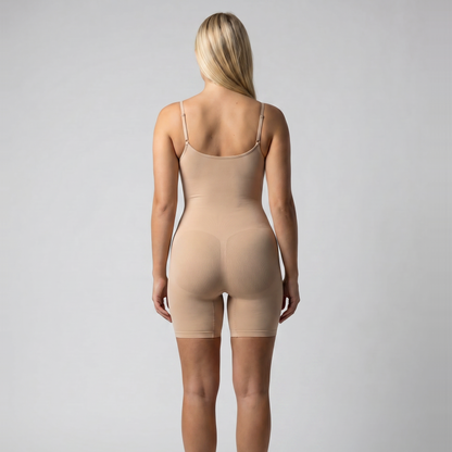 Shorts sculptants invisibles Silken™ Second Skin de SILKEN SHAPE, modèle virtuel portant un body short anti-frottement.