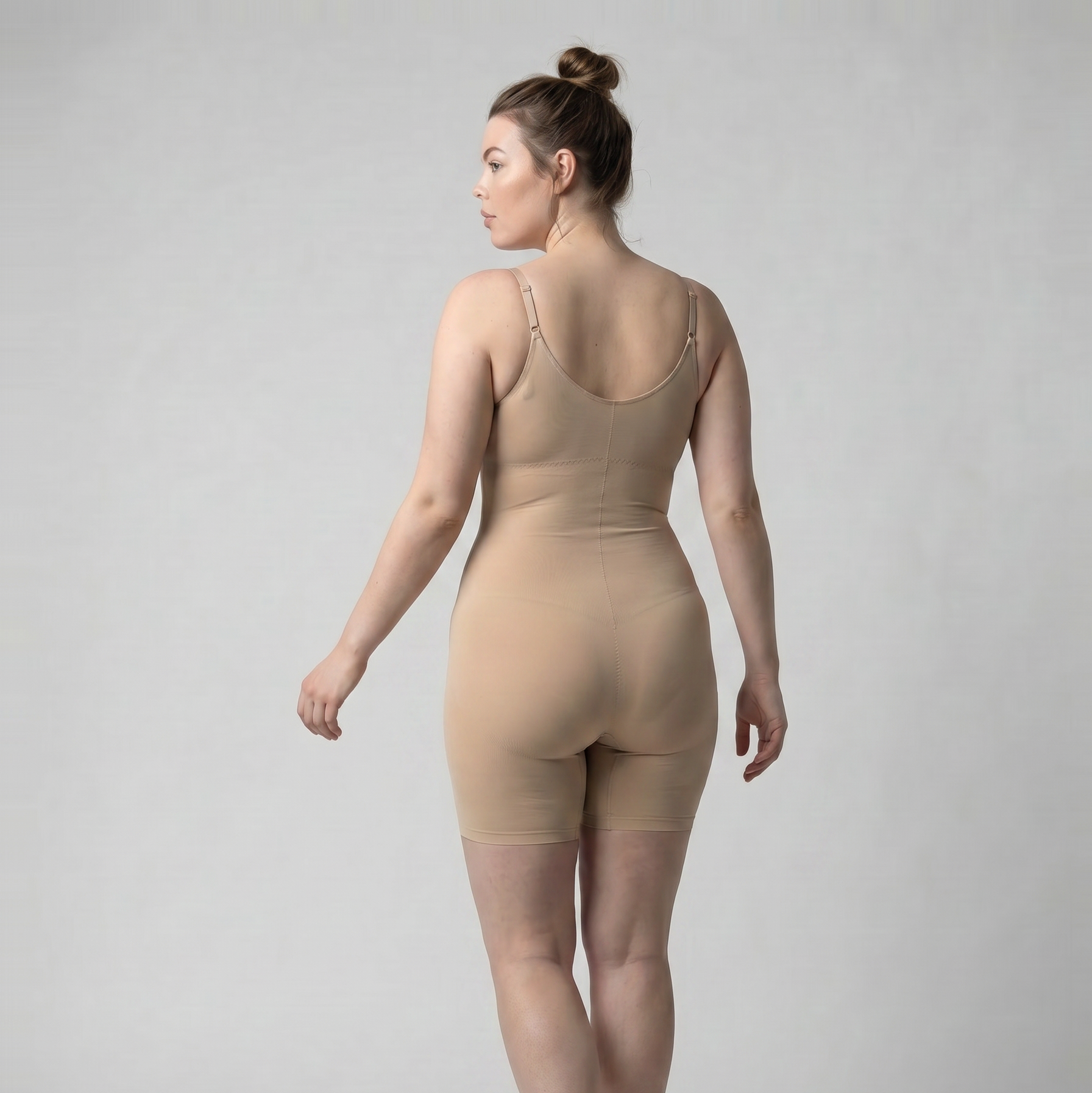 Shorty body Silken™ Second Skin de SILKEN SHAPE, invisible et anti-frottement, porté par un mannequin virtuel.