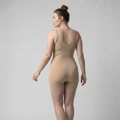 Shorty body Silken™ Second Skin de SILKEN SHAPE, invisible et anti-frottement, porté par un mannequin virtuel.
